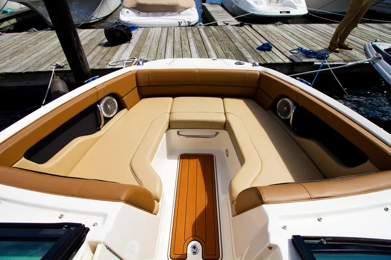 Slide: The Image of De afbeelding toont de cockpit van een Sea Ray 220 Sundeck met beige bekleding en houten vloer. - 47