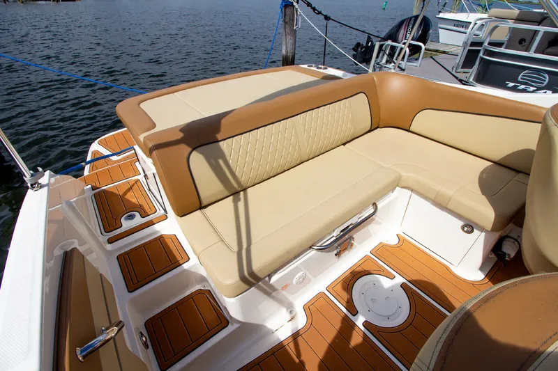 Slide: The Image of De afbeelding toont de cockpit van een Sea Ray 220 Sundeck uit 2015 met beige bekleding. - 34