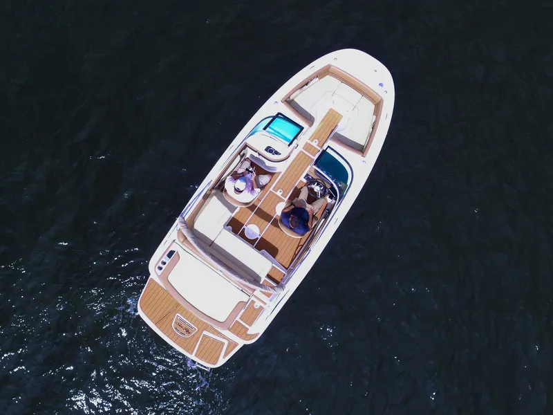 Slide: The Image of Vista aerea di un Sea Ray 220 Sundeck 2015 sull'acqua, con pavimento in legno e area salotto. - 16