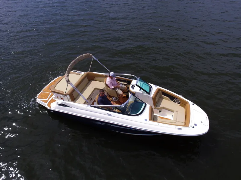 Slide: The Image of Ein Sea Ray 220 Sundeck von 2015 auf dem Wasser. Zwei Personen sitzen im Cockpitbereich. - 14