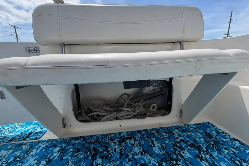 Slide: The Image of 2004 Bayliner 2452 Ciera Express boat seat with storage compartment and rope. - 80