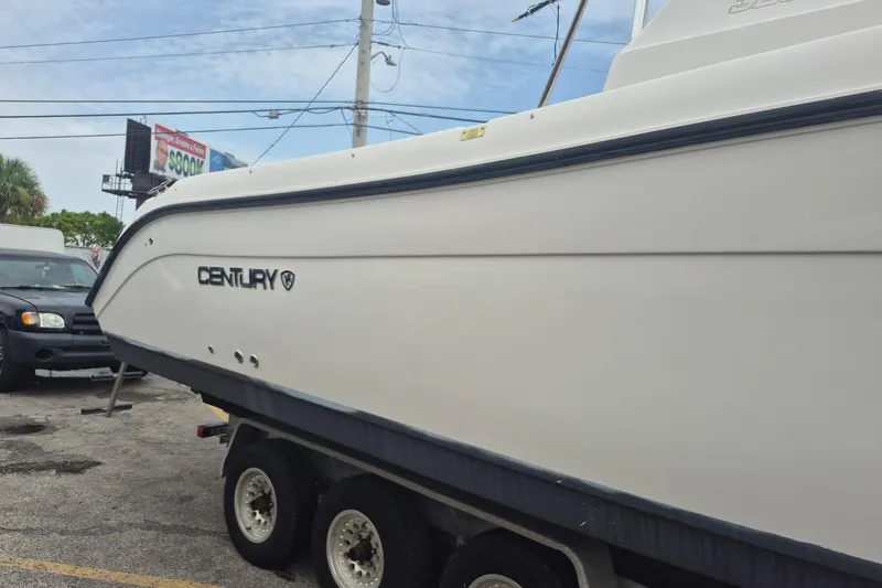 Slide: The Image of Un bateau Century 3200 Walk-Around de 2004 sur une remorque dans un parking. - 30