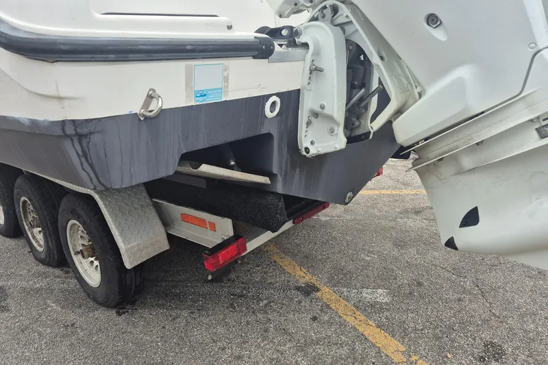 Slide: The Image of Een boot op een trailer met een drievoudige as. De romp is gedeeltelijk zichtbaar. - 31