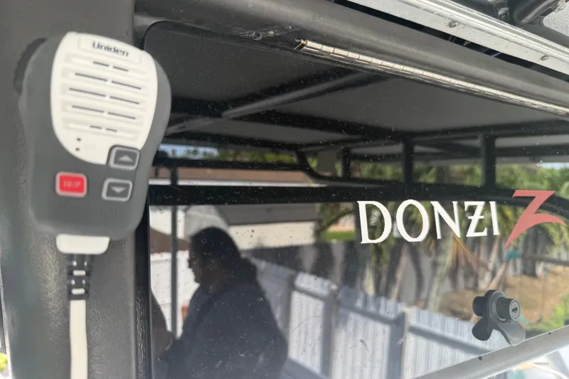 Slide: The Image of 2004 Donzi 29 ZF Open boat interior with Uniden radio microphone. - 36
