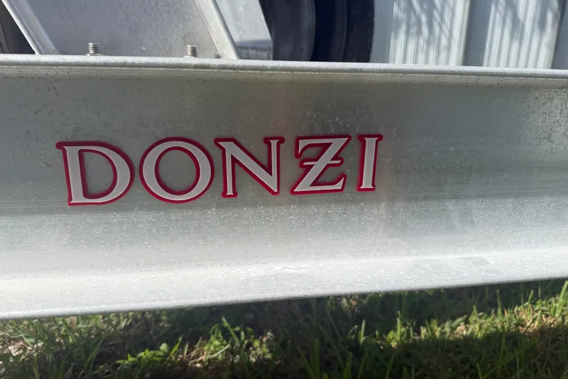 Slide: The Image of Donzi logo on a 2004 Donzi 29 ZF Open boat trailer. - 7