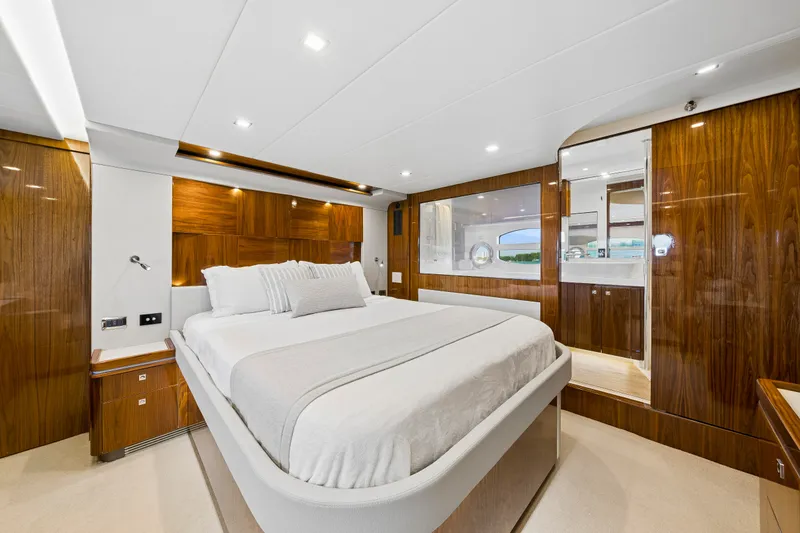 Slide: The Image of Master stateroom / Full beam / Amidship  - 50