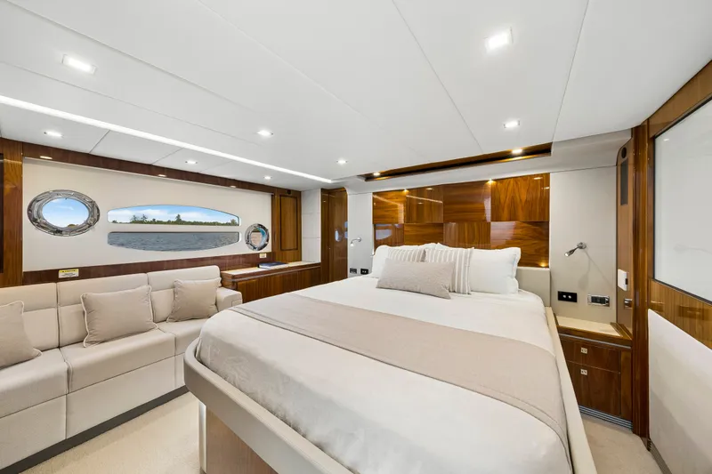 Slide: The Image of Master stateroom / Full beam / Amidship  - 51