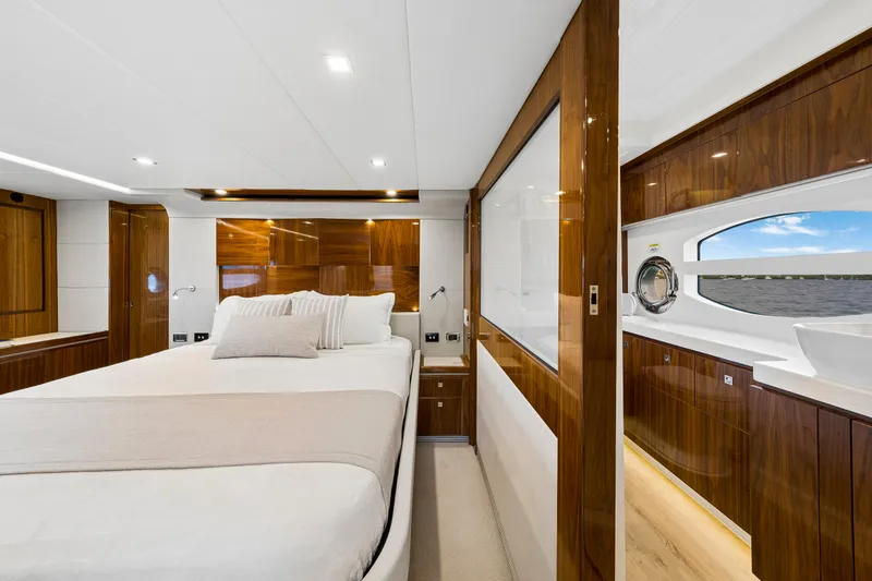 Slide: The Image of Master stateroom / Full beam / Amidship  - 52