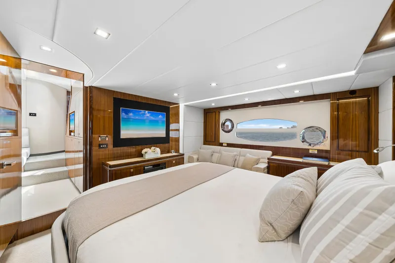 Slide: The Image of Master stateroom / Full beam / Amidship  - 53