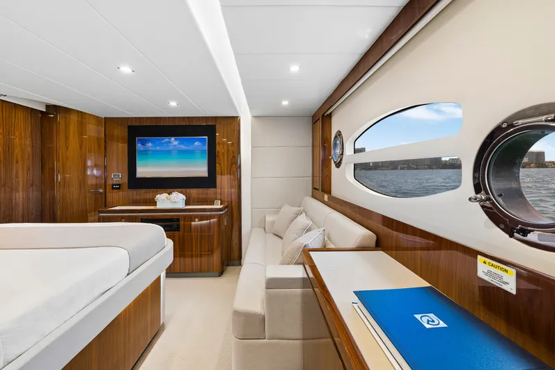 Slide: The Image of Master stateroom / Full beam / Amidship  - 54
