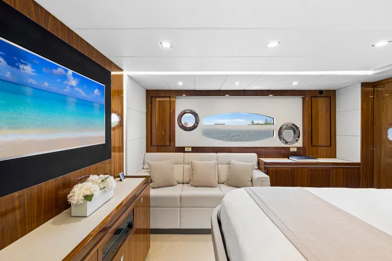 Slide: The Image of Master stateroom / Full beam / Amidship  - 55