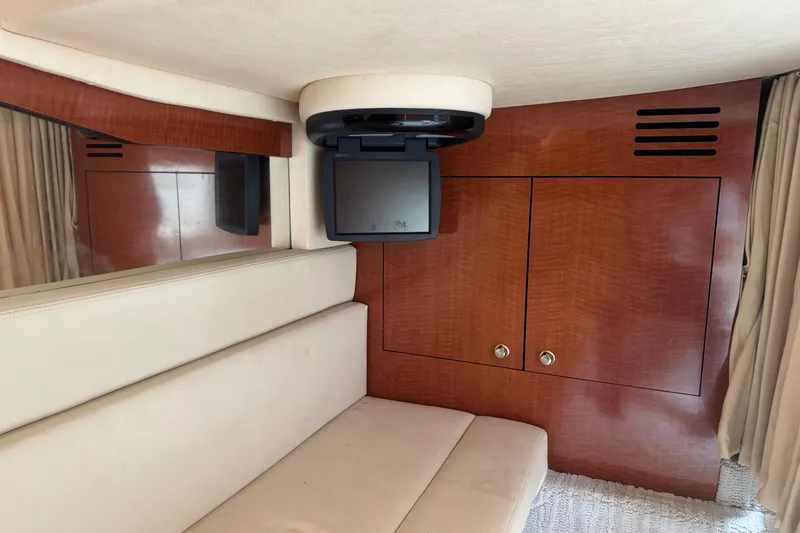 Slide: The Image of Intérieur du Sea Ray 340 Sundancer 2004 avec canapé et TV intégrée. - 31