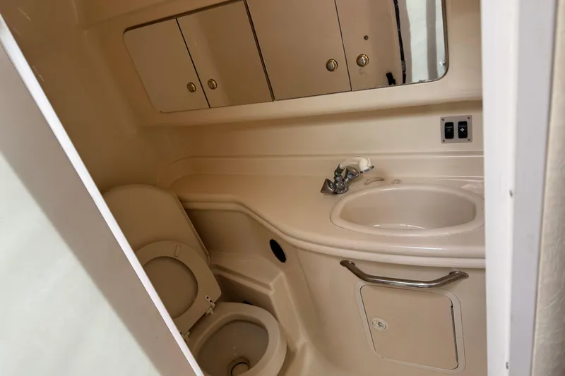 Slide: The Image of Das Bild zeigt das Badezimmer einer Sea Ray 340 Sundancer aus dem Jahr 2004 mit Waschbecken und Toilette. - 29