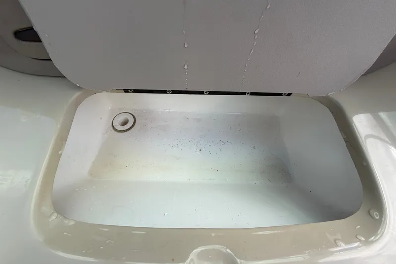 Slide: The Image of Un compartiment de rangement ouvert sur un bateau avec un trou de drainage au fond. - 34