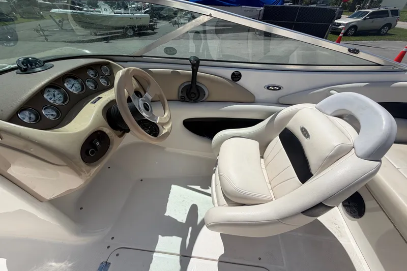 Slide: The Image of Interieur van een Chaparral 183 SS 2003 met beige dashboard en crèmekleurige stoelen. - 19