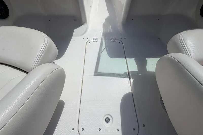 Slide: The Image of Vista interior de un barco Chaparral 183 SS de 2003 con asientos blancos y un compartimento de almacenamiento en el suelo. - 15