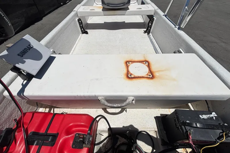 Slide: The Image of Ein Carolina Skiff JV15TH Boot mit rostigem Deck und Elektronik an Bord. - 25
