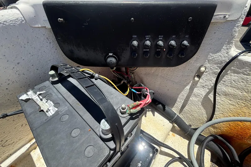 Slide: The Image of Batteria e pannello di controllo all'interno di una barca. - 20