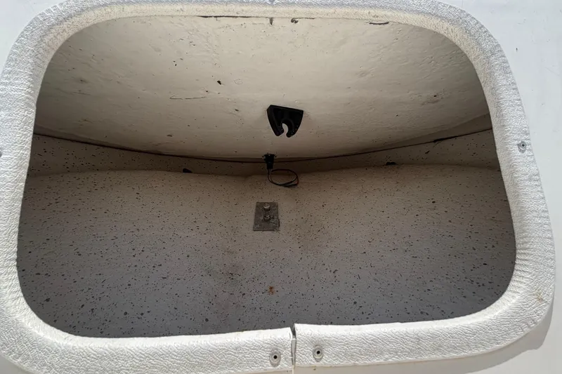 Slide: The Image of Un vano di stivaggio vuoto in una barca con interno bianco. - 31