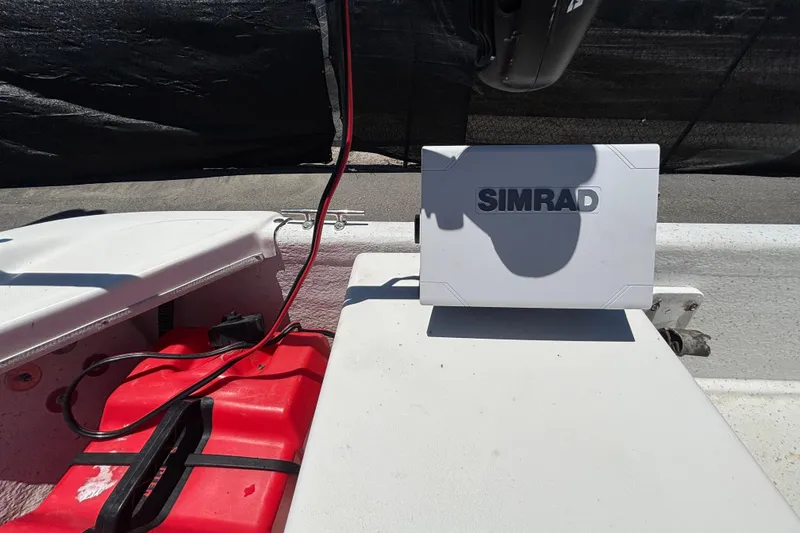 Slide: The Image of Un appareil Simrad sur un bateau avec un réservoir de carburant rouge. - 22