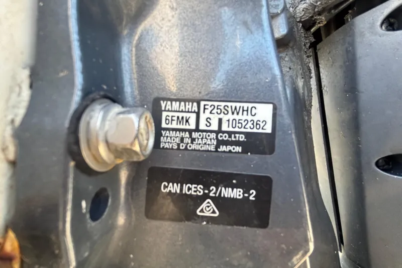 Slide: The Image of Gros plan sur une pièce de moteur Yamaha avec numéro de série et pays d'origine. - 38