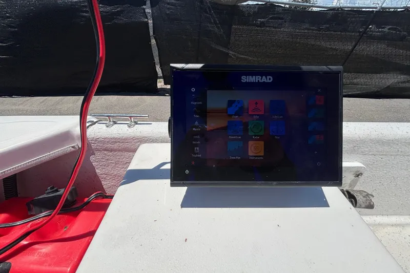 Slide: The Image of Un sistema de navegación Simrad en un bote Carolina Skiff. - 23