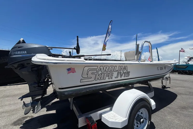 Slide: The Image of Ein Carolina Skiff JV15TH Boot auf einem Anhänger, mit einem Yamaha Außenbordmotor. - 2