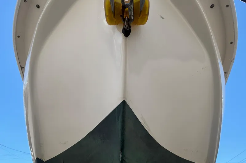 Slide: The Image of Nahaufnahme des Rumpfes eines Bootes mit gelbem Bugschutz. - 11
