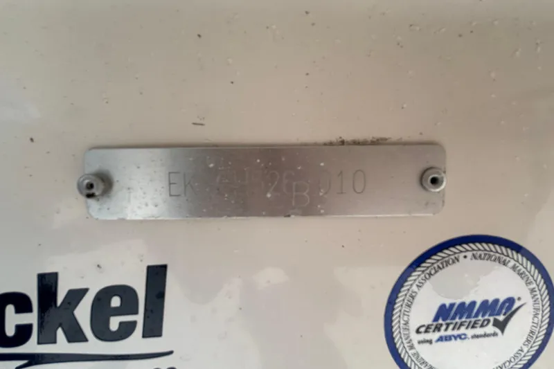 Slide: The Image of Gros plan sur une plaque signalétique de bateau avec des autocollants. - 35