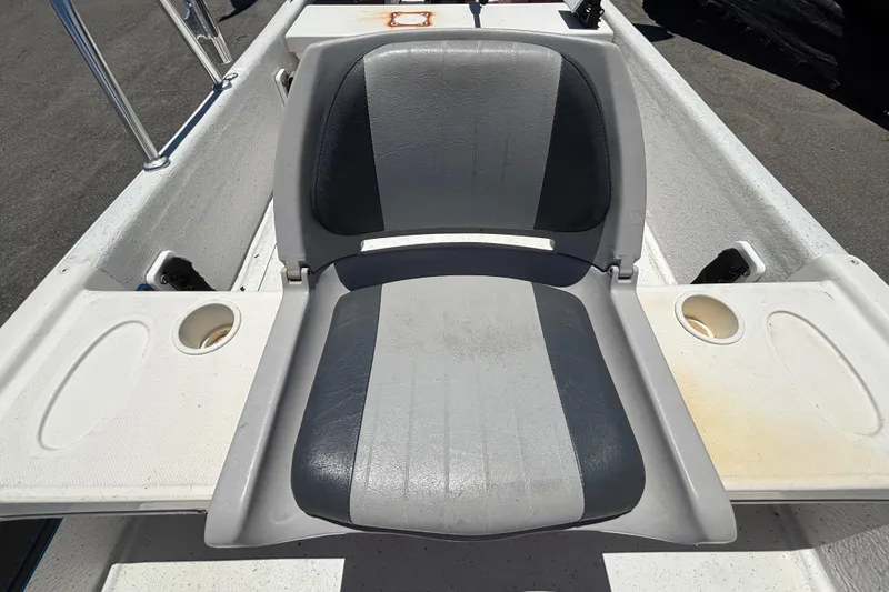 Slide: The Image of Un asiento gris en un barco con portavasos al lado. - 15