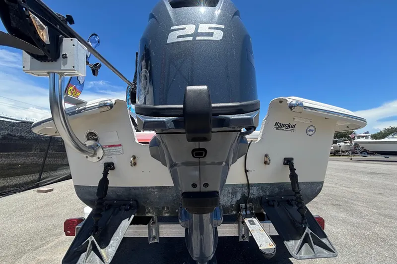 Slide: The Image of Un bateau Carolina Skiff JV15TH avec un moteur de 25 CV sur une remorque. - 4