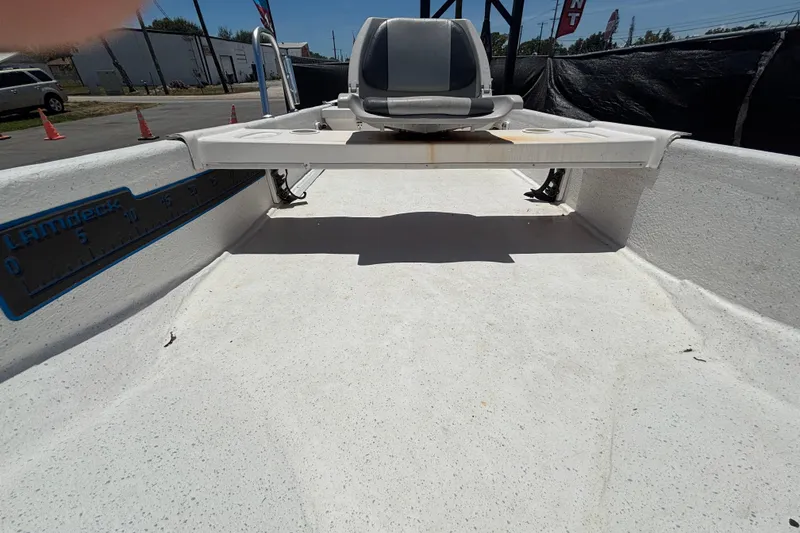 Slide: The Image of Un bote blanco con un asiento y una regla en el lateral. - 13
