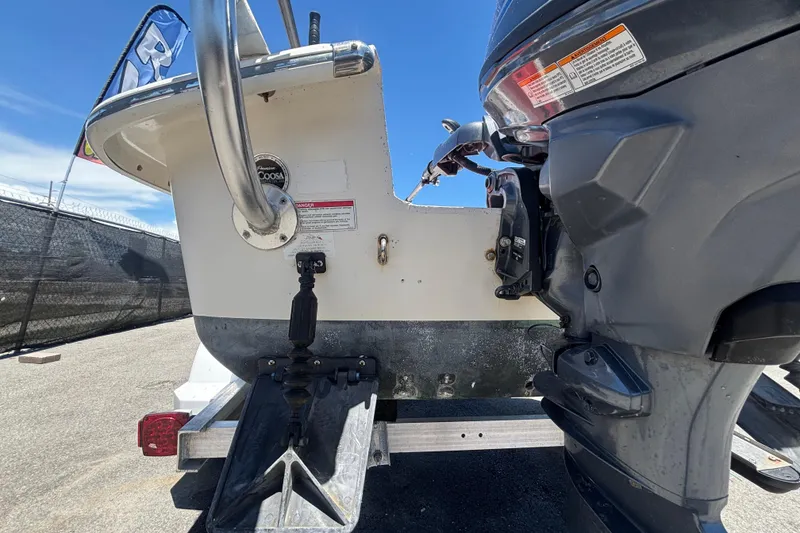Slide: The Image of Achteraanzicht van een Carolina Skiff-boot met buitenboordmotor op een trailer. - 6