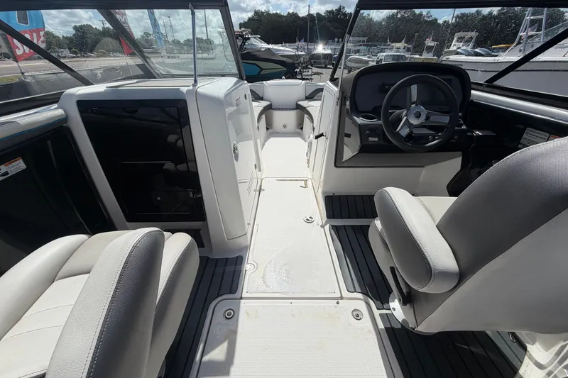 Slide: The Image of Innenraum eines 2020 Yamaha AR240 Bootes mit Steuerstand. - 19