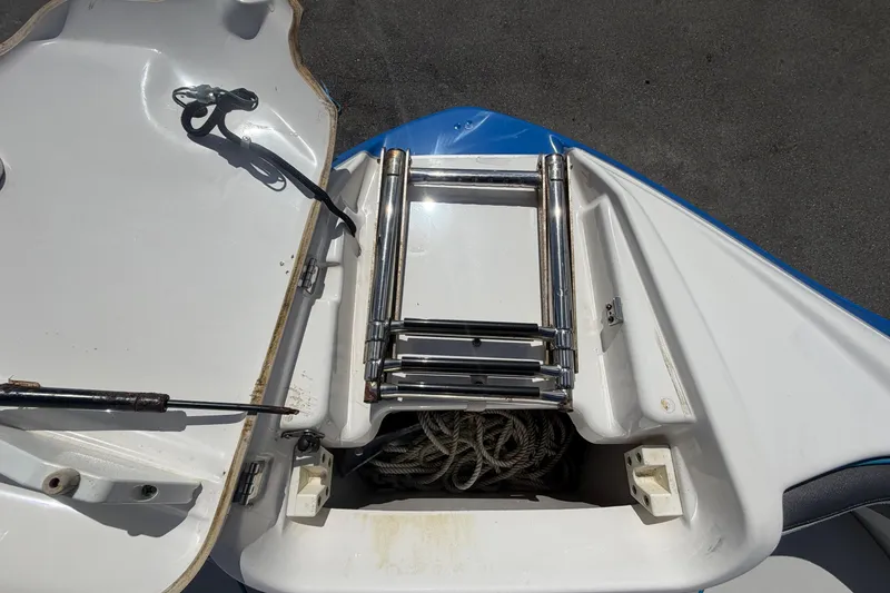 Slide: The Image of Barco Yamaha AR240 2020 con escalera de baño plegada. - 36