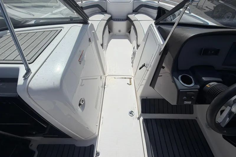 Slide: The Image of Interno della barca Yamaha AR240 2020, mostrando il cockpit e l'area sedili. - 26