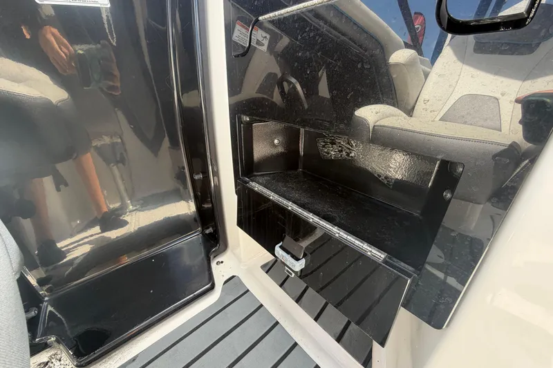 Slide: The Image of Intérieur d'un bateau Yamaha AR240 2020. - 49