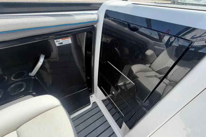 Slide: The Image of Intérieur d'un bateau Yamaha AR240 2020 avec espace de sièges. - 47