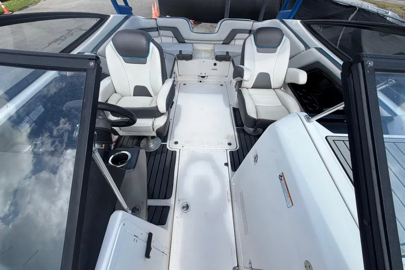 Slide: The Image of Innenraum eines 2020 Yamaha AR240 Bootes mit zwei Sitzen. - 42