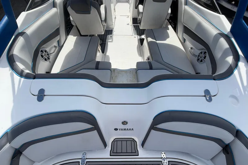 Slide: The Image of Intérieur d'un bateau Yamaha AR240 2020 avec sièges gris. - 15