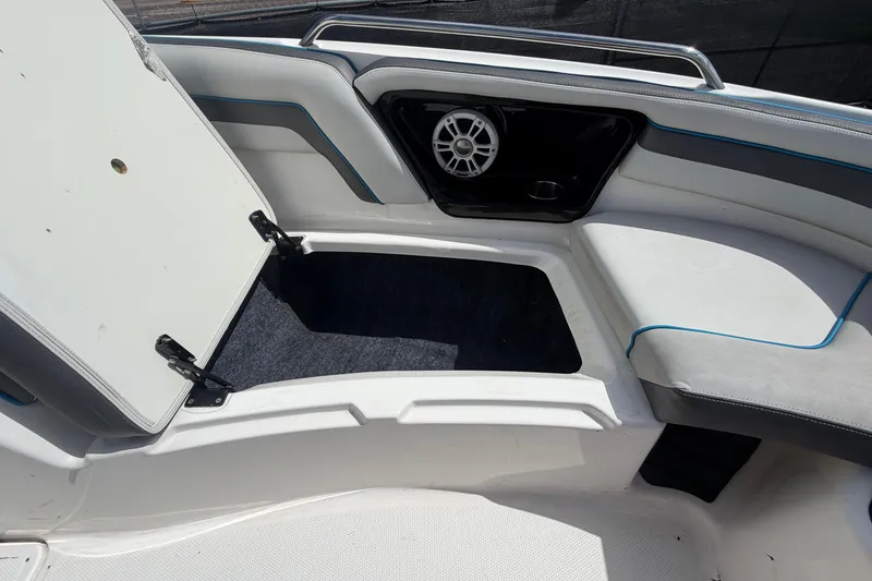 Slide: The Image of Innenraum eines 2020 Yamaha AR240 Bootes mit Stauraum. - 34