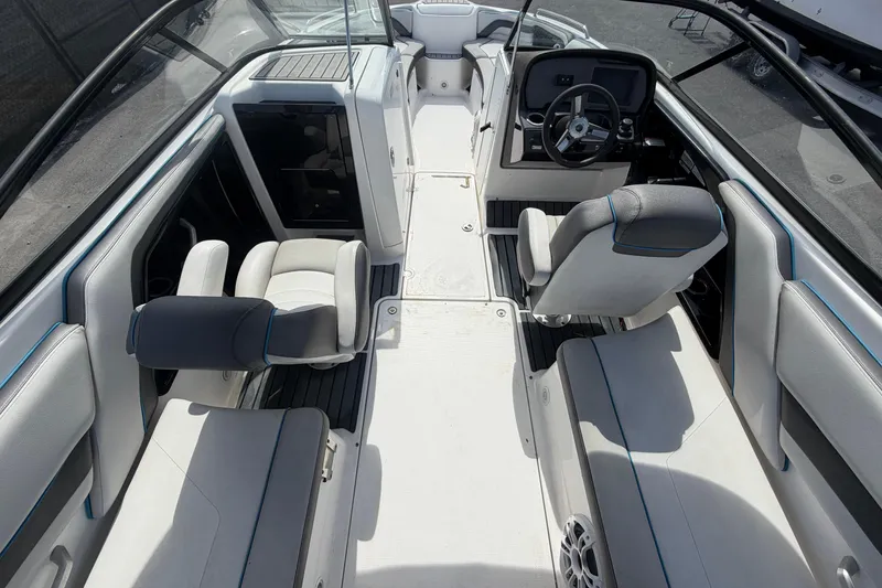Slide: The Image of Interni di una barca Yamaha AR240 2020 con sedili moderni. - 18