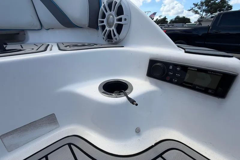 Slide: The Image of Bateau Yamaha AR240 2020, haut-parleur et console de contrôle. - 14
