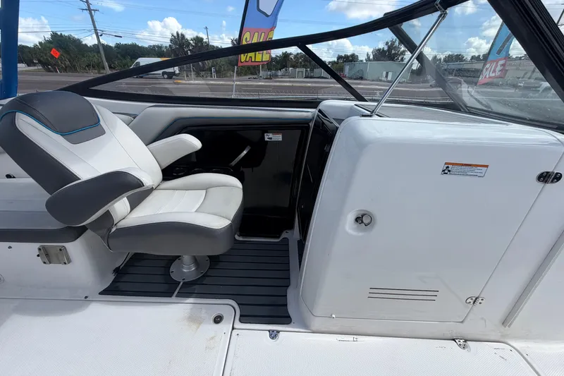 Slide: The Image of Innenraum eines 2020 Yamaha AR240 Bootes mit Sitz und Steuerkonsole. - 43