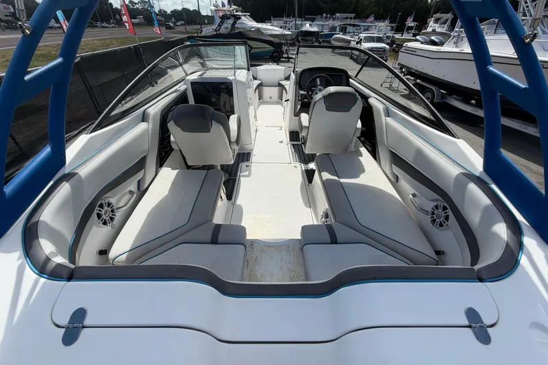 Slide: The Image of Interior de un barco Yamaha AR240 2020 en el puerto deportivo. - 16