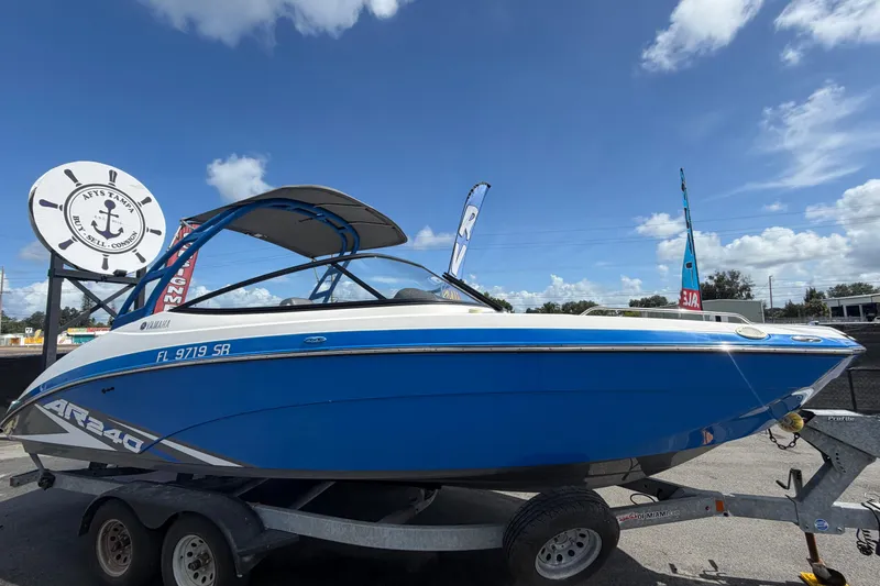 The Image of Barca Yamaha AR240 2020 su rimorchio sotto cielo azzurro. - 1