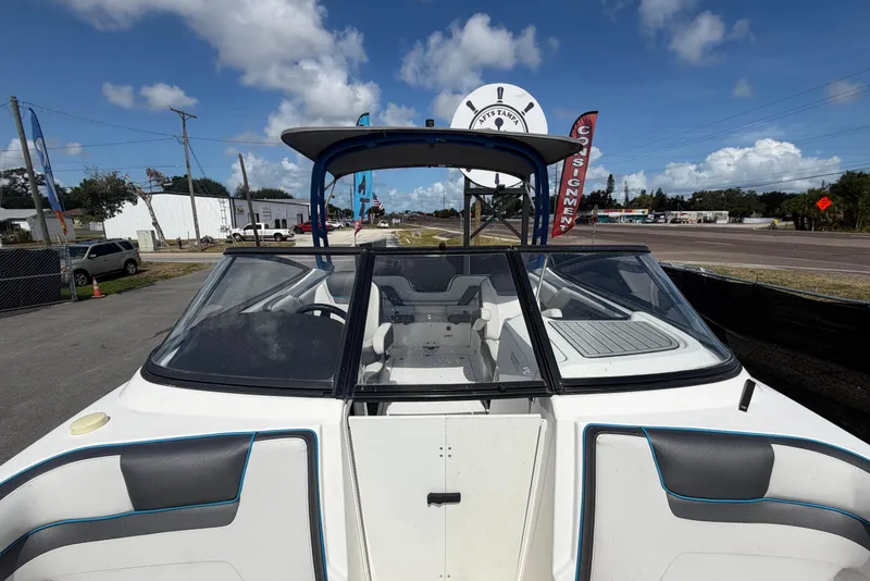 Slide: The Image of Barco Yamaha AR240 2020 en un estacionamiento bajo cielos soleados. - 41