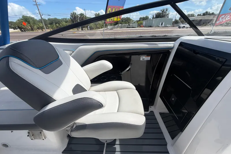 Slide: The Image of Interno di una barca Yamaha AR240 2020 con sedile. - 46