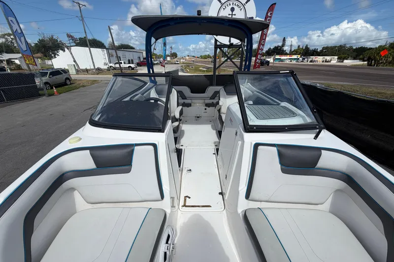 Slide: The Image of Interieur van een 2020 Yamaha AR240 boot op een parkeerplaats. - 40