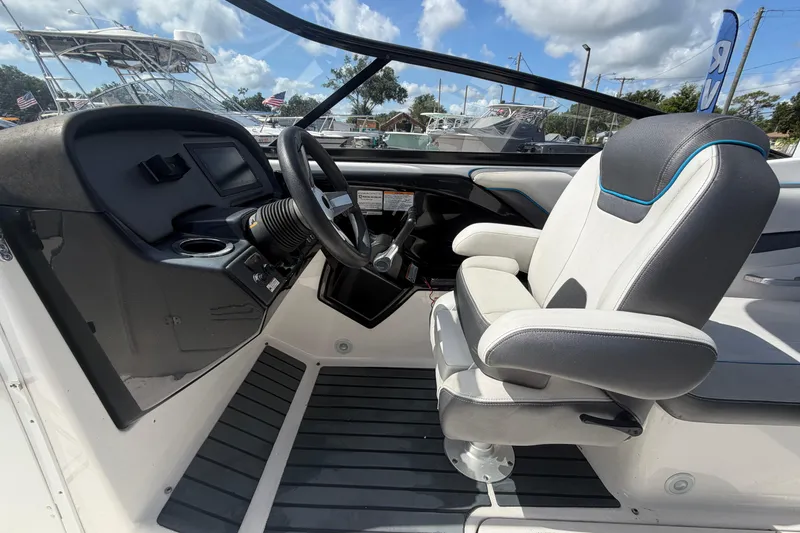 Slide: The Image of Intérieur d'un bateau Yamaha AR240 2020 avec console de direction. - 20